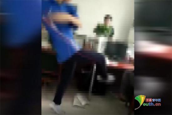 学生办公室内踢打老师。  本文图均为 中国青年网 图
