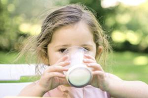 婴幼儿如何科学摄入乳制品和钙