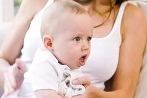 宝宝呛奶咳嗽呼吸困难，妈妈们定要学会预防急救方法