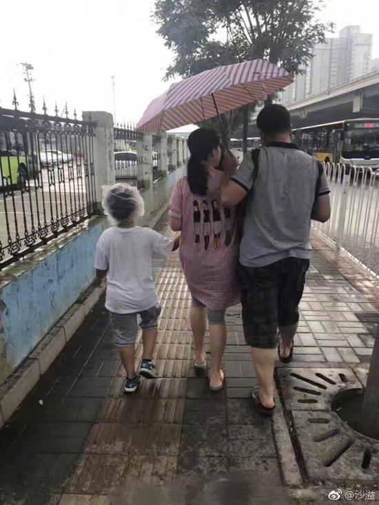 沙溢欲给俩儿子买塑料袋遮雨 网友:是不是亲爹