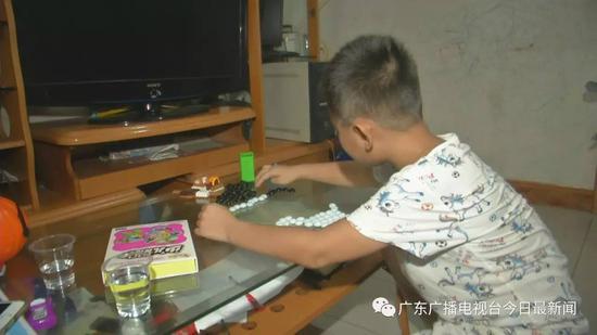 孩子独自玩耍