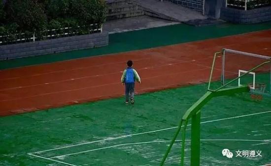 小学生雨中独自敬礼