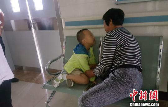 29日早上，仍有家长带孩子前来医院检查。　高庆国　摄