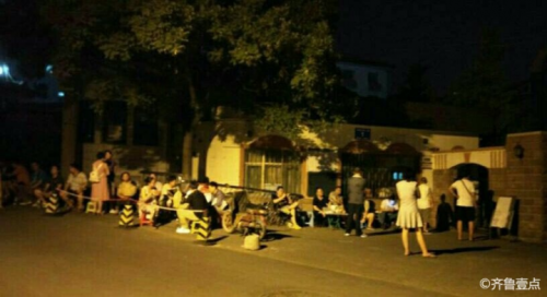 家长深夜列队等报名