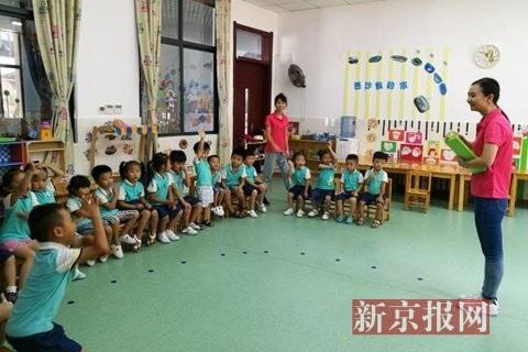 幼儿园学生上课。