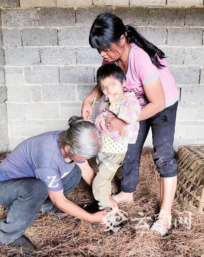 奶奶和大妈解开拴住小新丽的绳子。绳子和一段铁链接在一起，固定在石头上。