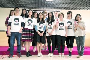 陈晓涛（前排左一）与女童保护志愿者们
