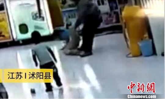男子抓起女童的一条腿，凌空将女童向墙角摔去。（视频截图）