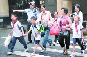 交警护送小学生过马路。（资料图片）广州日报全媒体记者莫伟浓 摄