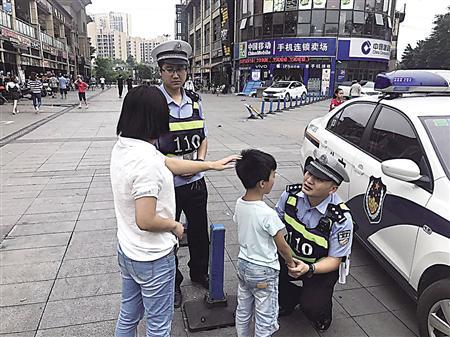 民警将学学交到了李女士的手中 沙区警方供图