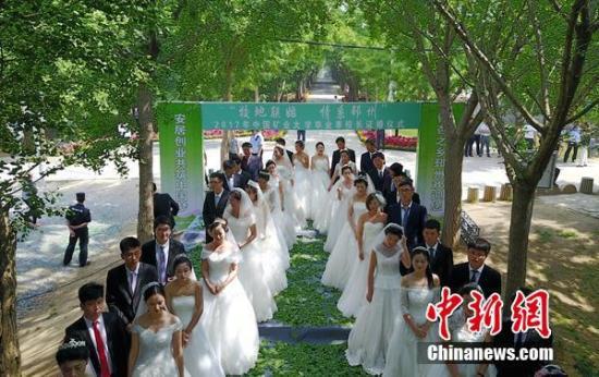 中国矿大年夜20对学生情侣在卒业离校之前,在银杏“时光地道”举办集体婚礼。韦超 摄