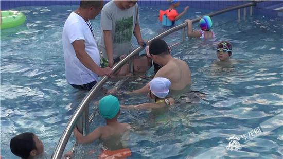 泳池工作人员稳定被困小男孩的情绪。黔江消防供图 华龙网发