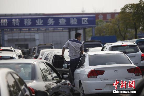 材料图:车管所车检区 图片来源:CFP视觉中国