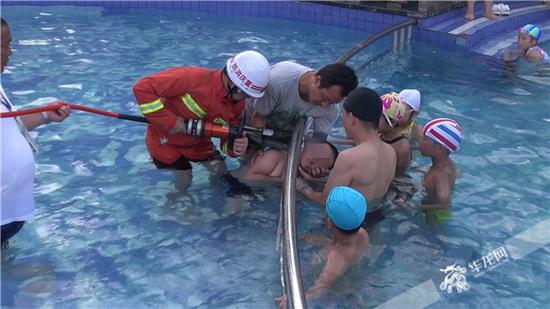 消防官兵应用液压钳对小男孩头部四周的不锈钢雕栏进行扩大。黔江消防供图 华龙网发