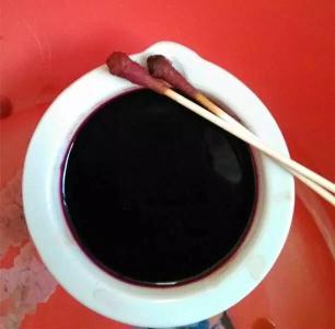 粗心大意!妈妈把碘伏当止咳糖浆喂娃|碘伏|糖浆