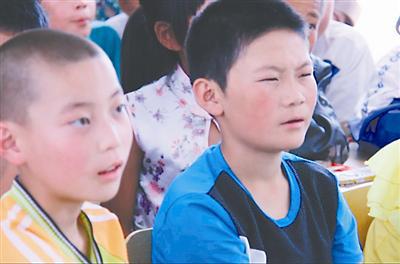 在陕北一些小学，不少农村孩子得了近视也没戴眼镜。邢俊升 摄