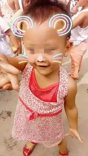 两岁半的任喷鼻谕,被遗忘在校车内逝世亡。受访者供图