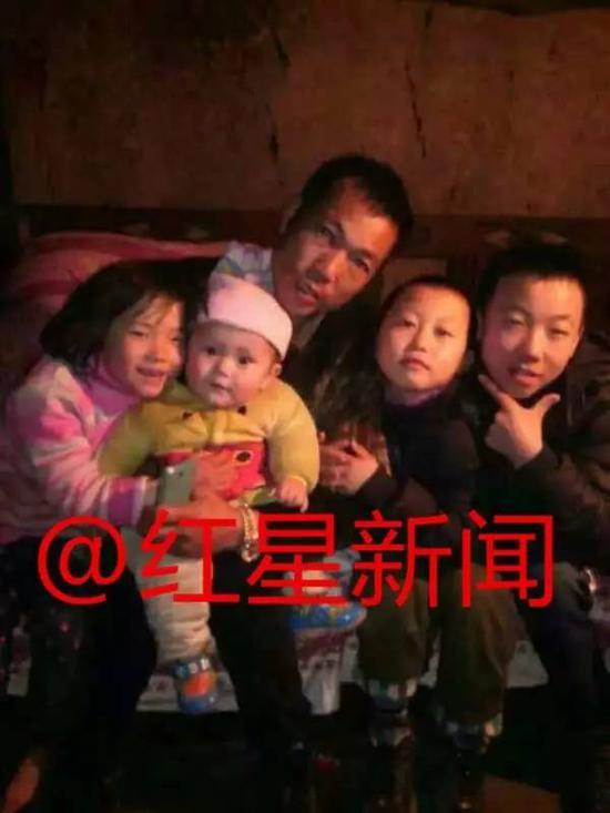 ▲赵平安和姐姐跟叔叔、两个堂哥在一起