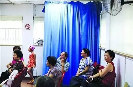 上海虹口游泳学校将房间的一角改成儿童更衣室，既方便了家长又方便了孩子们。照片来自新闻晨报