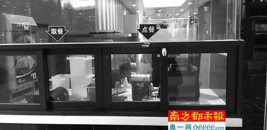 ↑麦当劳新港东分店昨天下午三点半左右关闭甜品站清洗机器设备。