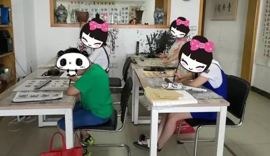 昨天,一段20秒的报警电话,着实把公安人员吓了一跳!内容是这样的: 可以清晰地听到,报警者用低沉的声音反复向警方说到:有人被杀接警员欲再次确认、询问该警情时,电话里只有急促的喘息声,民警连问多次后,低沉的声音再次响起:有人被杀。电话就被突然挂断。而数次回拨这个电话,也始终无人接听 到底怎么回事呢?是谁遇到危险了?报案人在哪里呢?一系列问号在所有人脑海里浮现,本着疑警从有的原则,又涉及命案,淮安警方开始追踪这个神秘电话。 纪今胜告诉记者,这一报警电话当即引起了指挥中心所有