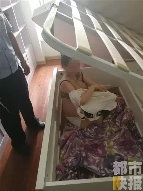 孕妇在床垫底下