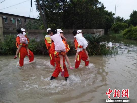 侨乡长乐十余名小学生被积水围困 ,消防官兵及时营救转移。 黄绿荣 摄