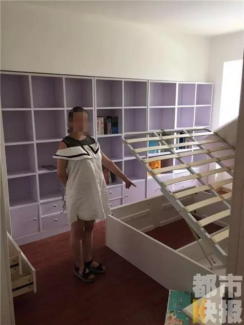 妊妇在床垫底下