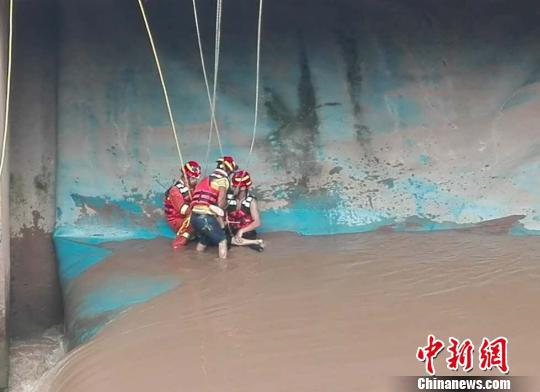 图为消防官兵成功救济。 周杨 摄