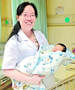 李衅揭捉?抱着获救女婴。