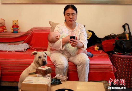 “80后新妈妈”徐懿萱度过的第一个“母亲节”。 李文亮 摄