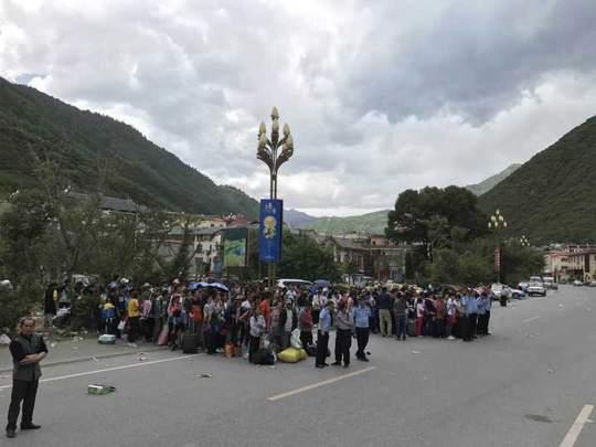 昨天在景区内等待撤离的旅客