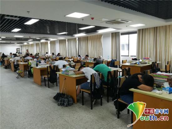 皖西学院暑期留校考研学子正午在考研教室歇息。中国青年网通信员 康金标 供图