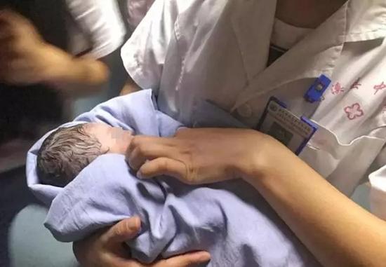 女婴在南溪区中医院接受观查治疗。  微信公众号“南溪发布” 图