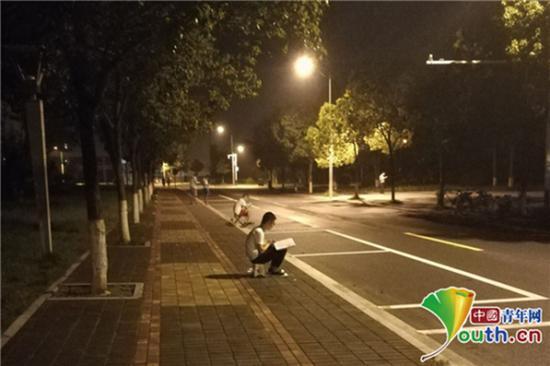 皖西学院考研学子晚上在路灯下进修。中国青年网通信员 康金标 供图