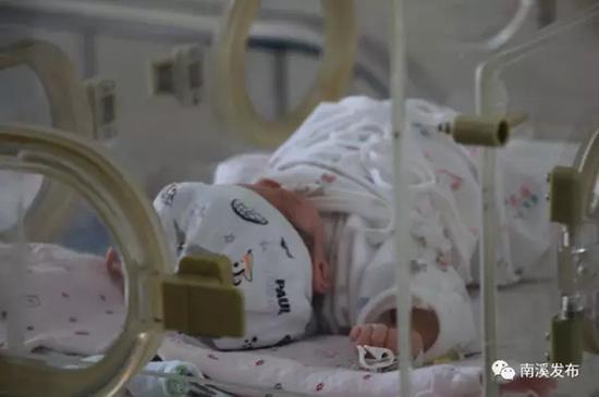 女婴在南溪区中医院接受观查治疗。  微信公众号“南溪发布” 图