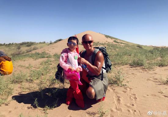 乐嘉带4岁女儿徒步穿越沙漠