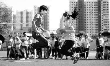 ↑在“阳光心理 乐享生活”主题活动的心理拓展运动会上，衡水学院学生进行趣味跳绳项目比赛。 新华社记者 朱旭东摄