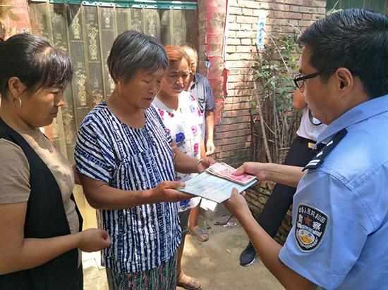 本地公安机关向蒲金花(左二)送去《无所害怕行动确认证书〗辜本文图片均由 杞县县委宣传部 供图