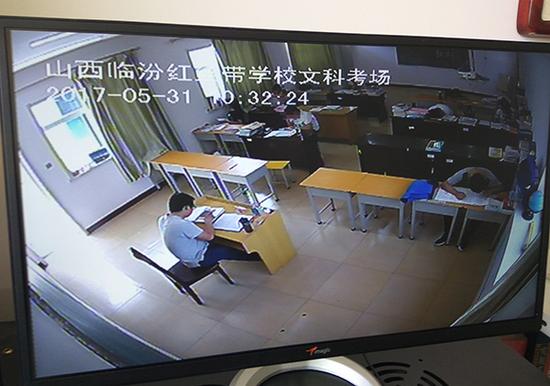 山西临汾红丝带黉舍的16名同窗在该校设立的标准化考场零丁进行高考。视觉中国 材料