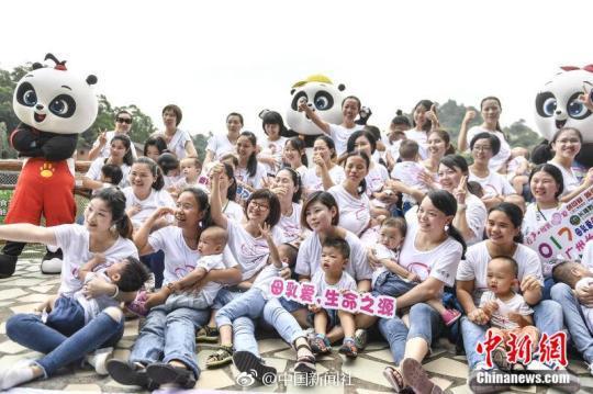 面对日益增长的“二孩”出身人数，有公益组织推广母乳豢养和母乳公益（材料图）　陈骥旻　摄