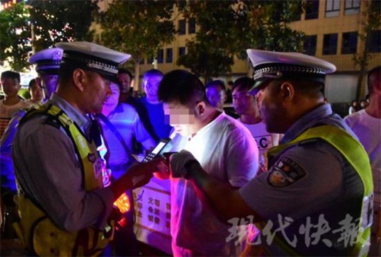 酒驾遇检查 欲丢下儿子