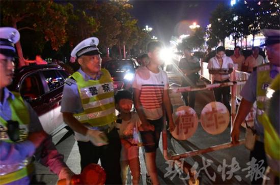 酒驾遇检查 欲丢下儿子