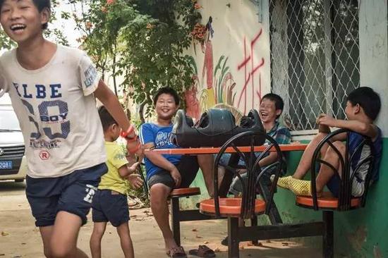 (8月15日,几逻辑学生正在智泉黉舍门口玩耍,他们还不知道新的校址在哪里。)