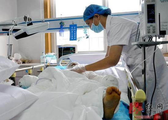 贺语辰全身裹满纱布躺在重症监护室的病床上。