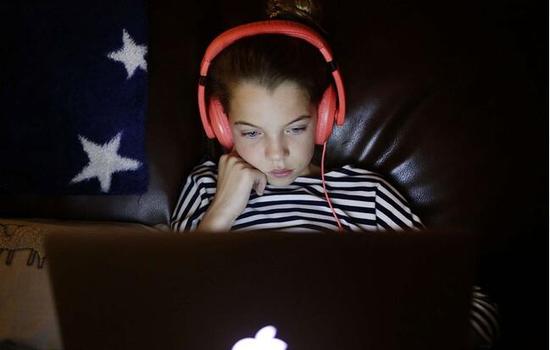 法媒:警惕!孩子过度使用电子设备可能陷入 自闭