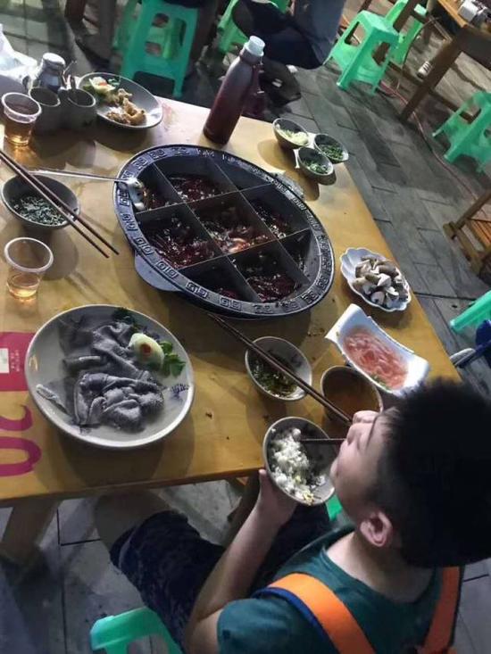 孩子独自吃饭