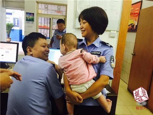 怀抱婴儿的少女见到平易近警匆忙闪躲