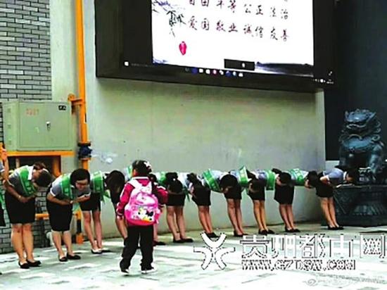 网友宣布在新浪微博上的师长教师给学生敬礼的图片。