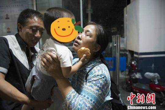图为:小宝与爷爷奶奶团聚。建德警方供图